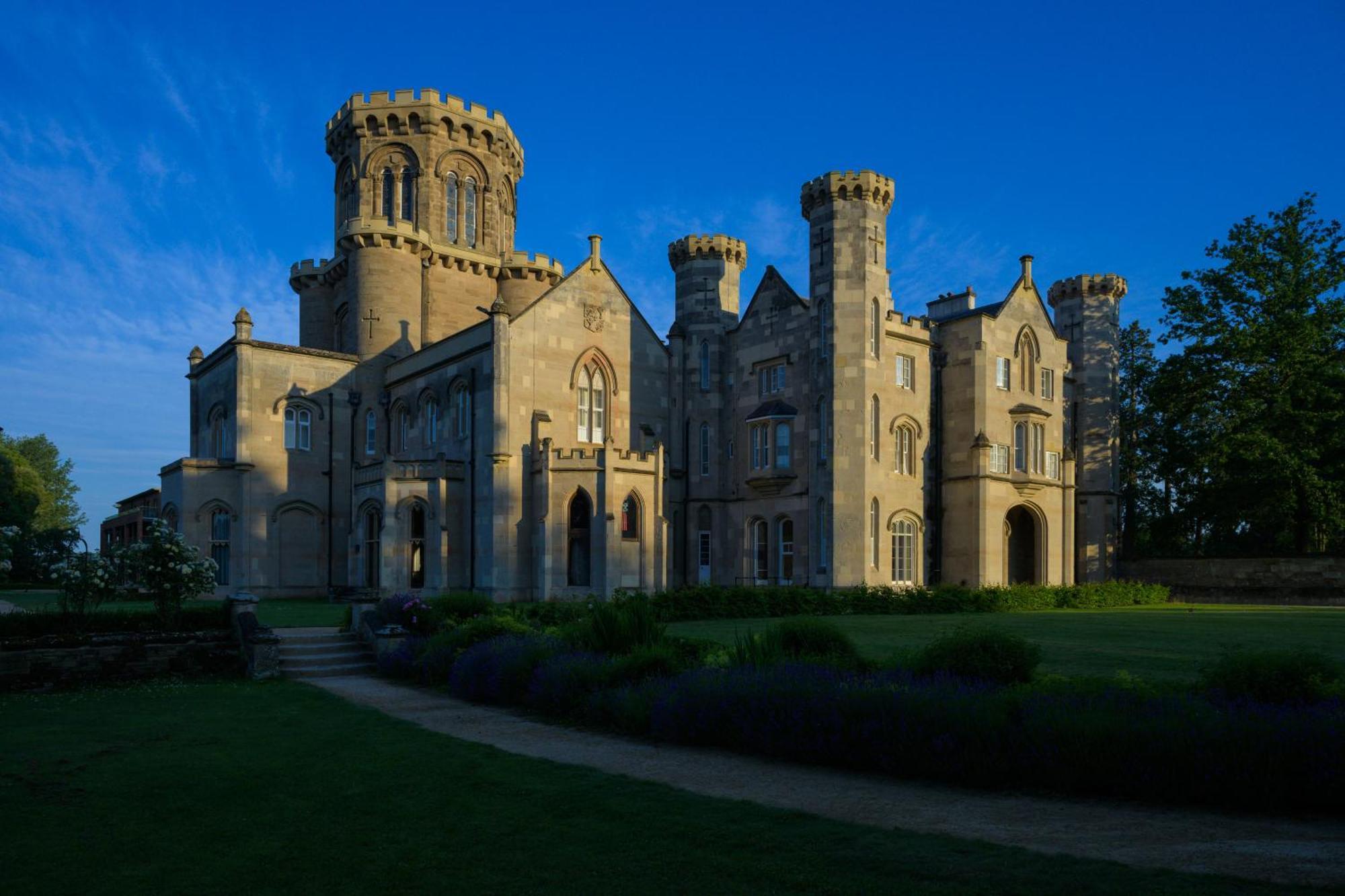 Hotel Studley Castle Extérieur photo